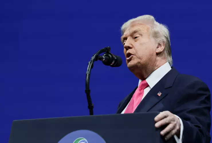 donald trump hablando frente a un micrófono