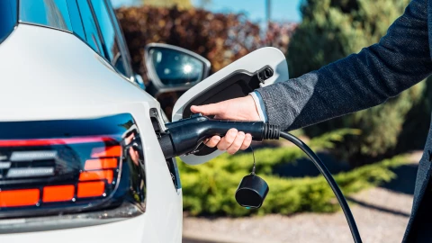 Persona carga el tanque de gasolina de su auto