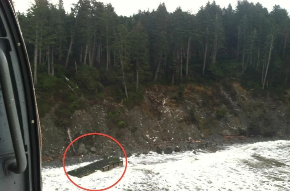 Esta imagen tomada por la Guardia Costera muestra el muelle que fue arrancado por el tsunami del 2011 en Japón y cruzó el Pacífico hasta llegar a la costa de Washinton