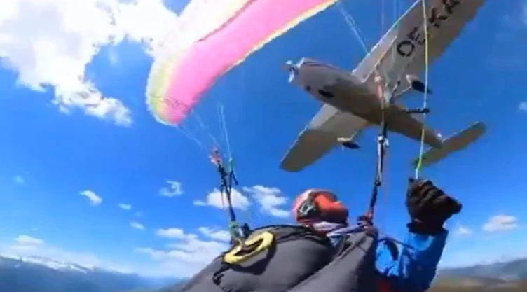 VIDEO_-Avioneta-golpea-a-parapentista-en-pleno-vuelo-en-Austria-y-desata-momentos-de-pánico-en-el-ai.webp
