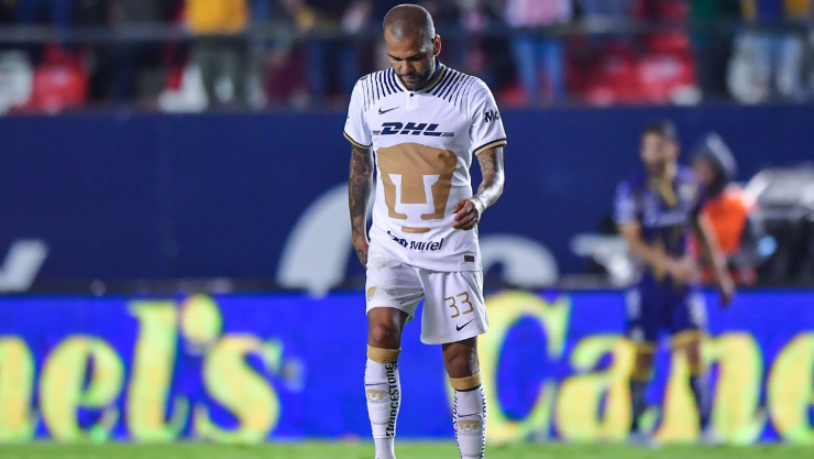 Dani Alves, en un partido con Pumas