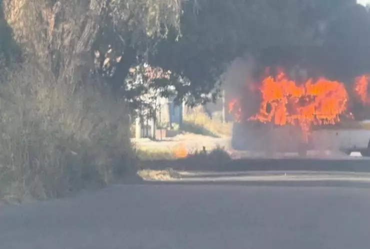 Reportan bloqueos carreteros y quema de vehículo en Michoacán; lista vialidades afectadas