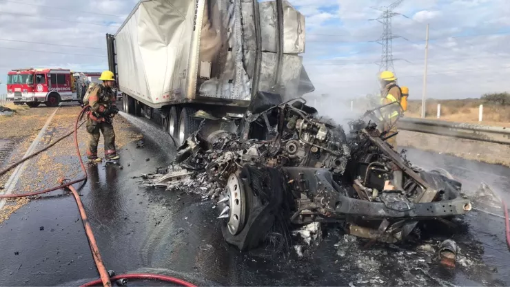 ¡IMÁGENES SENSIBLES! Tráiler se prende en llamas tras aparatoso accidente en Lagos de Moreno