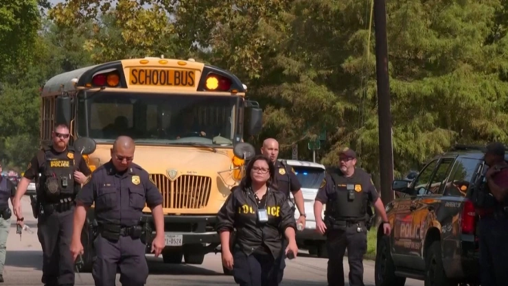 Policía responde a llamada de tiroteo activo en escuela; era un engaño