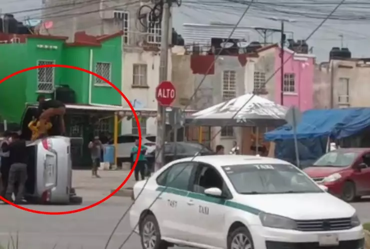 ¡Otro accidente más en Cancún! Se registra volcadura en Villas Otoch tras choque; responsable se da a la fuga