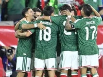 América y Chivas congelaron las negociaciones por él y hoy fue la figura de México ante Perú