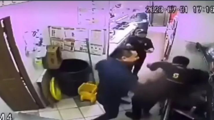 Hombre golpea a empleado de establecimiento en San Luis Potosí