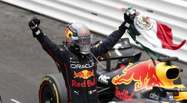 Checo Pérez celebra el triunfo del Gran Premio de Mónaco con la bandera de México