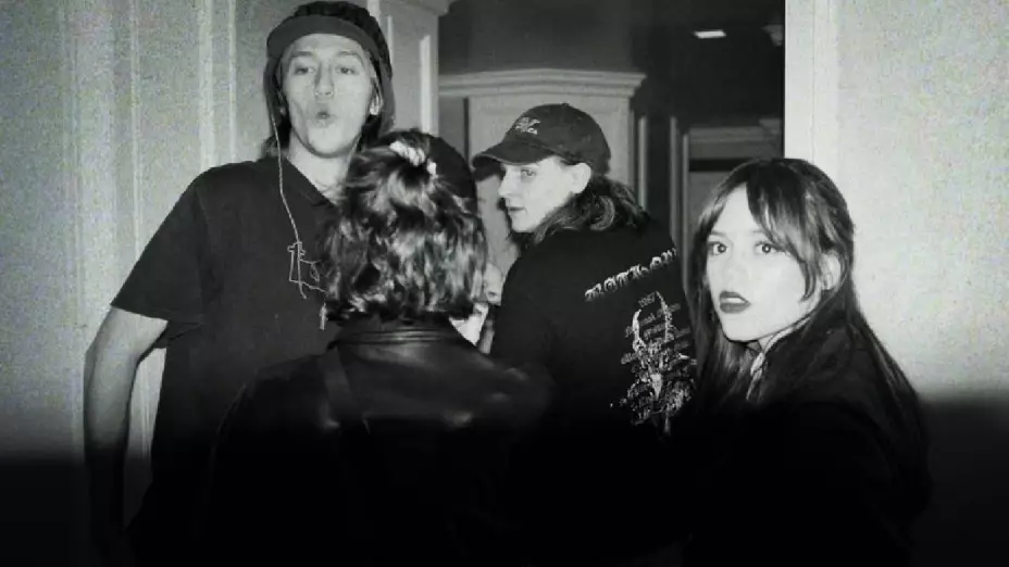 actor de merlina acusado de agresion sexual