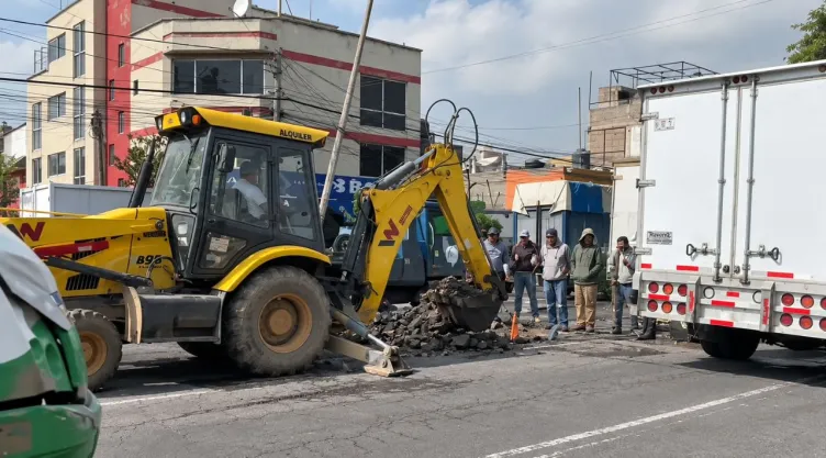 Fuga de agua en Iztapalapa, CDMX: Afectaciones por baches, fugas, accidentes HOY 12 de octubre 2026