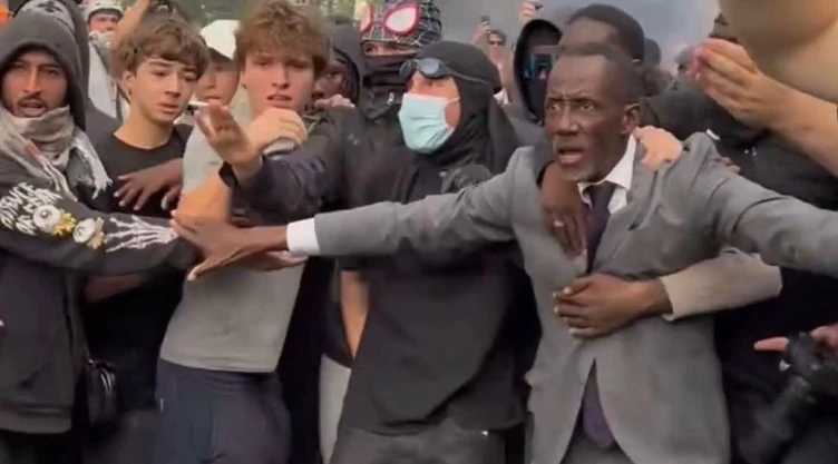 VIDEO_-Policías-agreden-a-alcalde-de-Saint-Denis-durante-protestas-estudiantiles-en-Francia_-le-lanz_1.webp