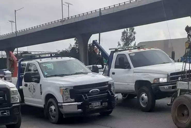 Operadores de grúas bloquean autopista México-Querétaro y calles de Tlalnepantla