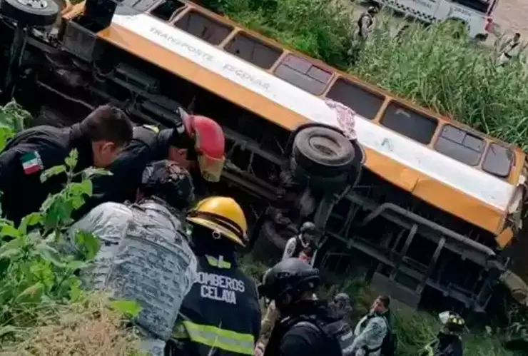 33 estudiantes heridos y 1 muerto en trágico accidente de autobús