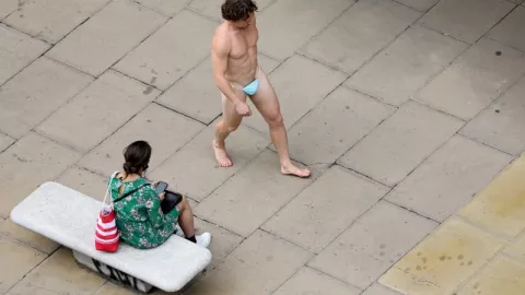 Hombre se pasea por calles de Londres vestido solo con un cubrebocas