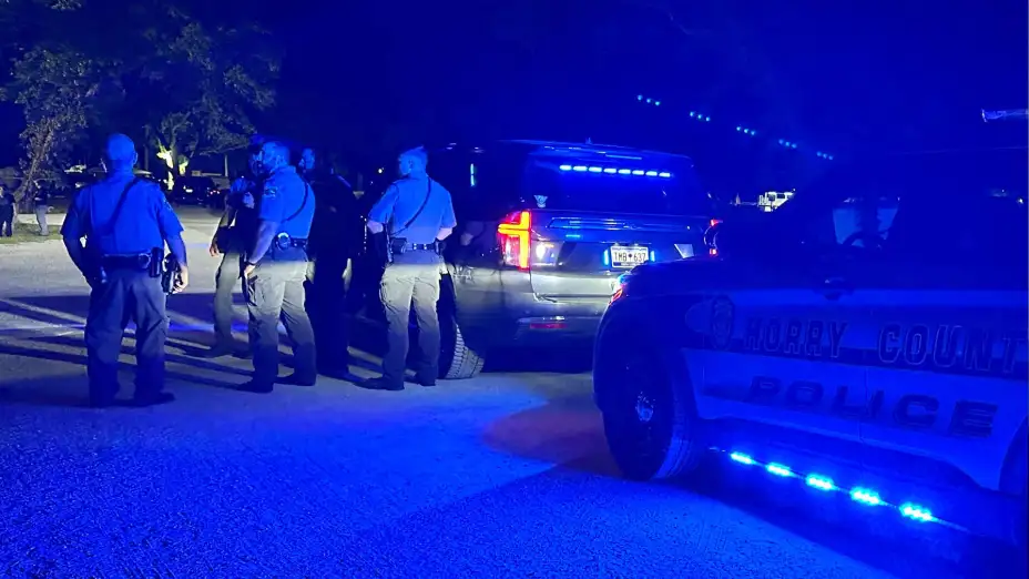 Policías en el lugar de un tiroteo en Little River, Carolina del Sur.
