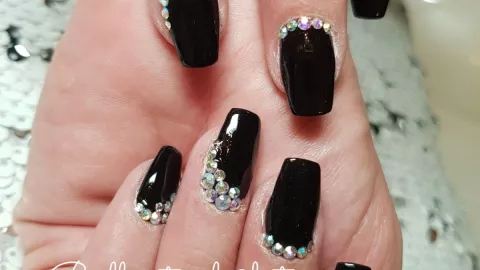 11 ideas de uñas negras que se ven elegantes para usarlas en marzo de 2026