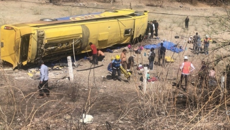 La volcadura de un autobús de la Línea Oro a la altura de Izúcar de Matamoros, Puebla, provocó la muerte de seis personas.