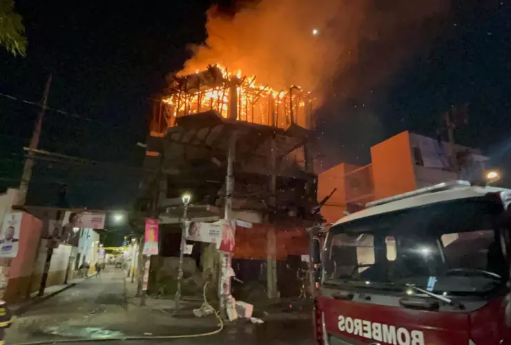 ¡Llamas en Iztacalco! Bomberos combaten feroz incendio en edificio de La Viga