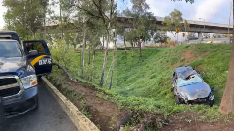 auto termina volcado en el área verde entre las avenidas de Periférico e Insurgentes