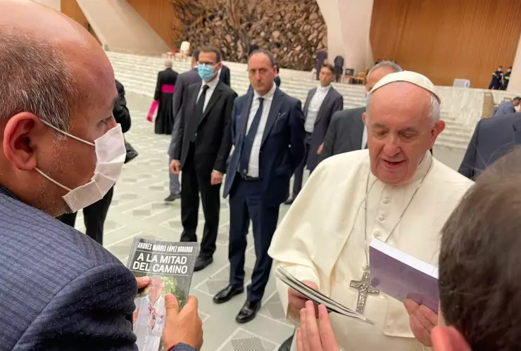 Regalan nuevo libro de AMLO al Papa Francisco