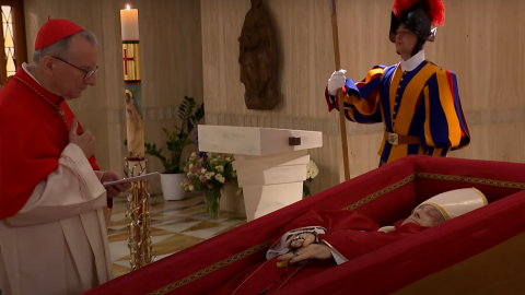 Papa Francisco en su féretro