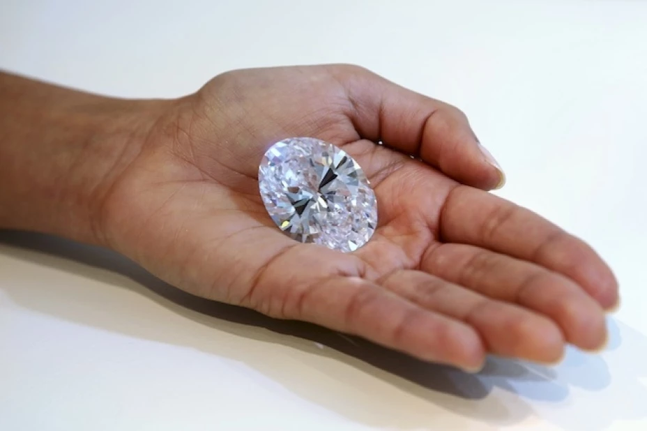 Un diamante blanco de 118 quilates es exhibido en la subastadora Sotheby’s de Nueva York