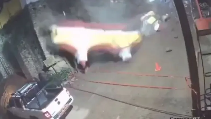 VIDEO: Captan momento del colapso de barda en iglesia de Zoquitlán, Puebla; así aplastó una camioneta