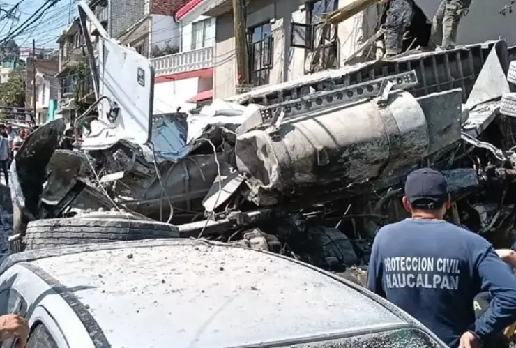 Impactante accidente de tráiler en Naucalpan deja casas destruidas y dos heridos graves