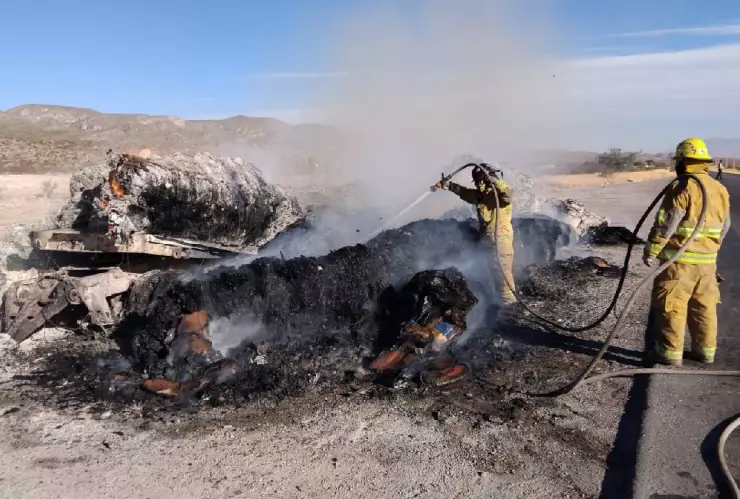 Se-incendia-vehículo-en-carretera-de-Gómez-Palacio.jpg
