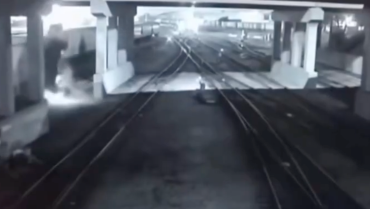Captan auto salir PROYECTADO de puente y chocar contra tren tras persecución