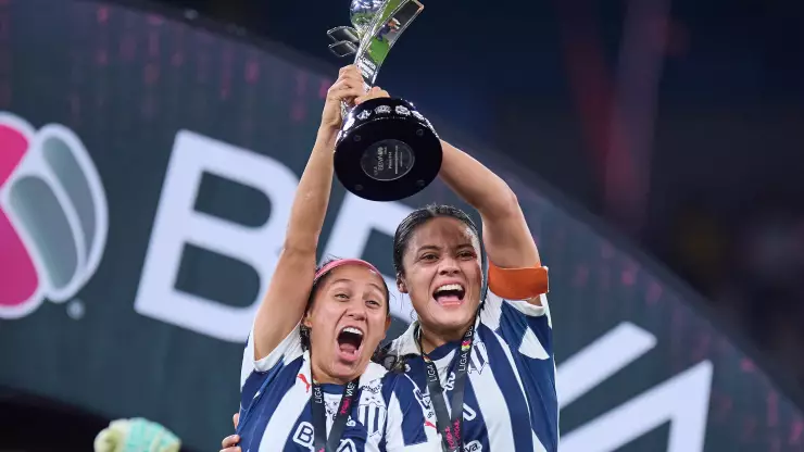 Diana Evangelista y Rebeca Bernal levantan el trofeo del Apertura 2024