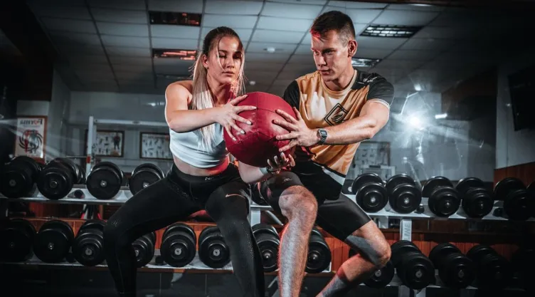sentadilla-isometrica-como-hacerla-musculos-tiempo-beneficios