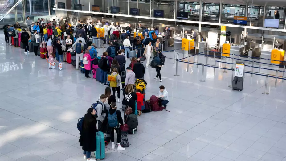 Pasajeros en espera en el aeropuerto de Múnich, Alemania.