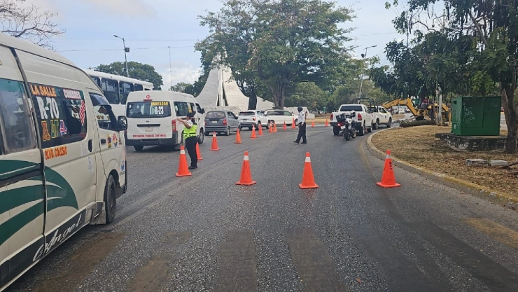 ¡Alerta Tráfico! Implementa Tránsito dispositivo vial en avenida Tulum en Cancún HOY 1 de Abril