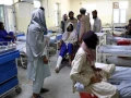 Los afganos, que resultaron heridos en el reciente terremoto, reciben tratamiento en una sala de hospital en Sharana, Afganistán.
