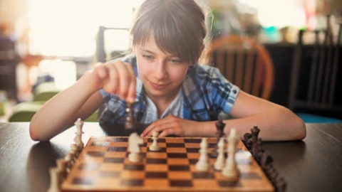 niña jugando de ajedrez.jpg