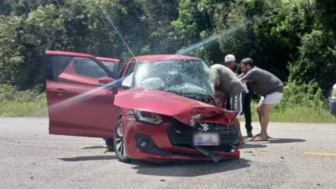 Fuerte accidente cerca de Buenavista en Bacalar: Reportan heridos y daños materiales