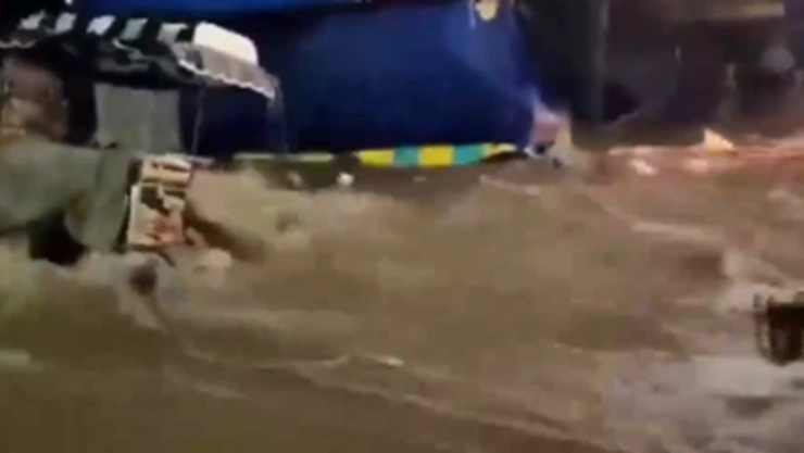 Corriente se lleva negocio colocado en el centro de Cuautlancingo tras fuerte lluvia