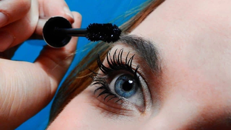 ¿Qué pasa si no te desmaquillas las pestañas a diario?