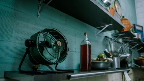 Cómo-hacer-que-el-aire-del-ventilador-salga-frío-Trucos-caseros-para-contrarrestar-el-calor
