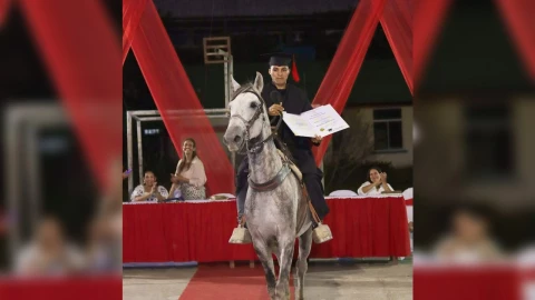 Estudiante recibe diploma en caballo.