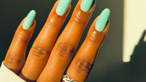 7 diseños de uñas que son hermosos y pueden usar las mujeres morenas en marzo 2026