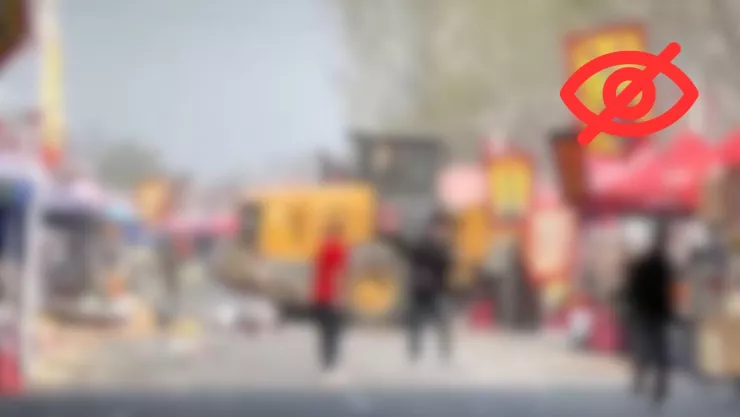 Con excavadora, hombre invade mercado ambulante y embiste a transeúntes