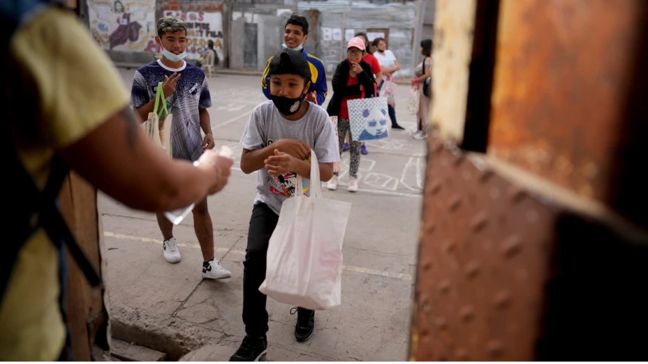 Niños ingresan a buscar comida en un comedor social en Buenos Aires, Argentina.