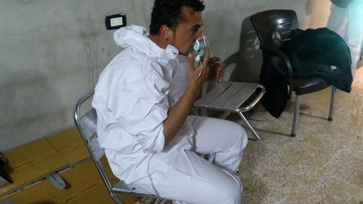 Hombre respira con máscara de oxígeno