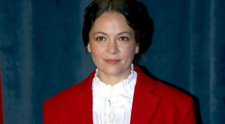 El día de ayer, Natalia Lafourcade sorprendió a todos con la noticia de que está en la espera de su primer bebé a los 41 años. Hoy te traemos un recuento de las famosas que se han convertido en mamás después de los 40.