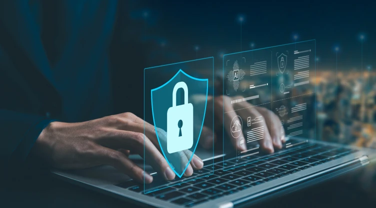 Una persona coloca contraseñas en su computadora