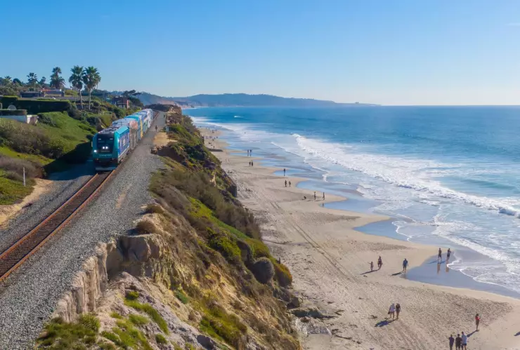 Tren por las playas de California.