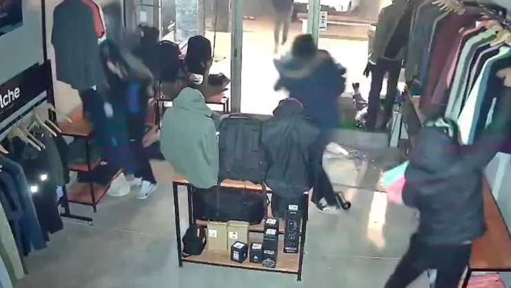 Cuatro hombres irrumpieron en una tienda de ropa en Chile