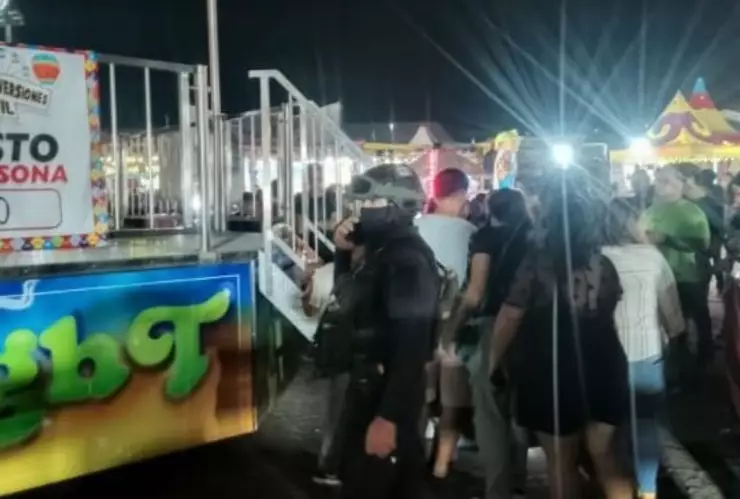Un juego mecánico en una feria en Apatzingán presentó una falla.